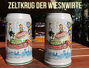 Festkrug der Wiesnwirte 2018 zeigt tanzendes Trachtlerpaar vor München Sihouette mit Charivaris rechts und links - vorgestellt wurde der Wirtekrug 2018 am 25.07.2018 im Paulaner am Nockherberg (©Foto: Martin Schmitz)